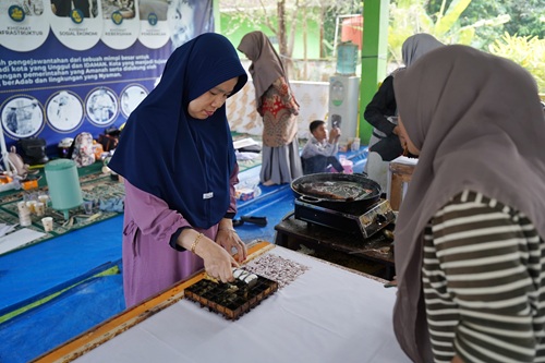 Ketua TP PKK Dumai memimpin kegiatan membatik di Galeri Batik Dumai (foto/bambang)